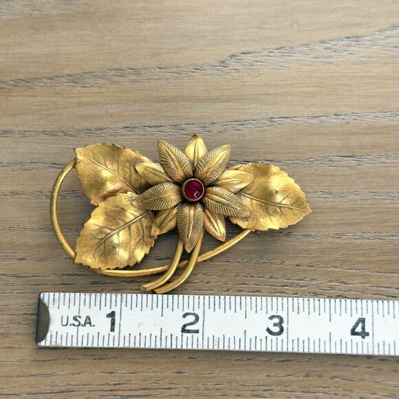 Vintage Gold Tone Metal Floral Leaf Brooch Pin Red Stone Statement Curved - Picture 3 of 9